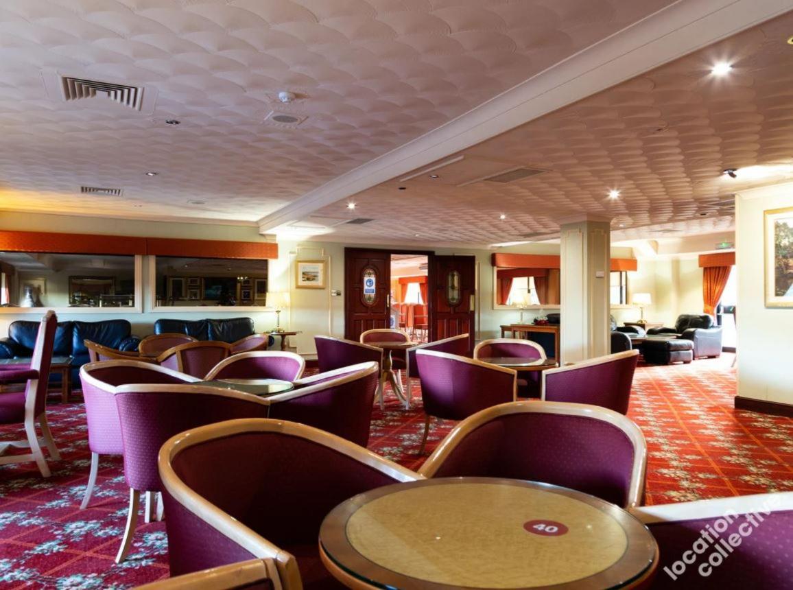 Lakeside International Hotel Camberley Exterior photo