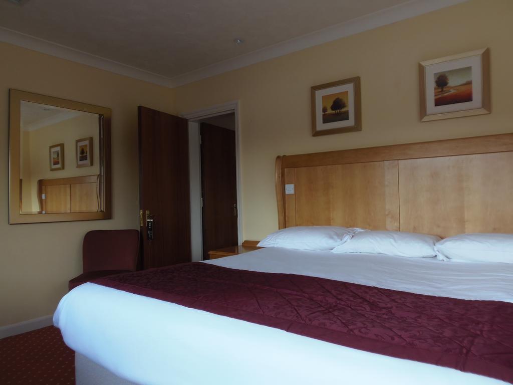 Lakeside International Hotel Camberley Room photo