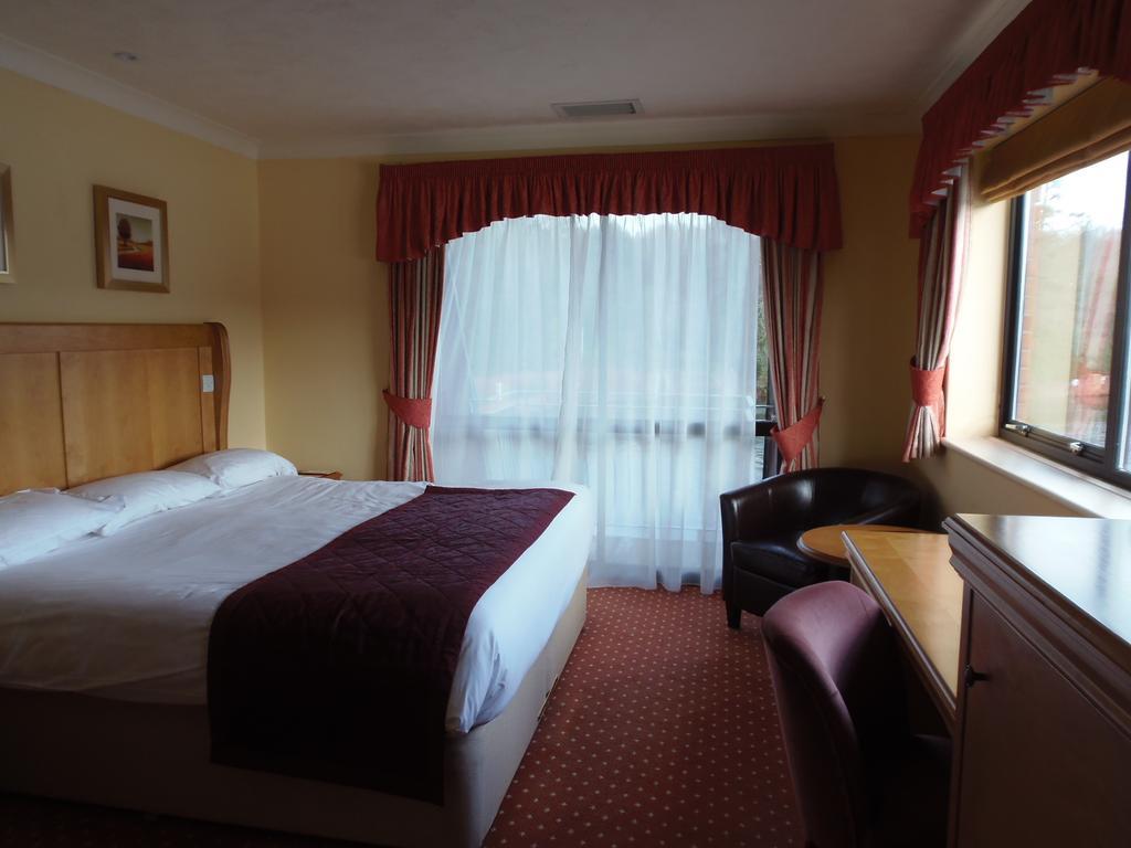 Lakeside International Hotel Camberley Room photo