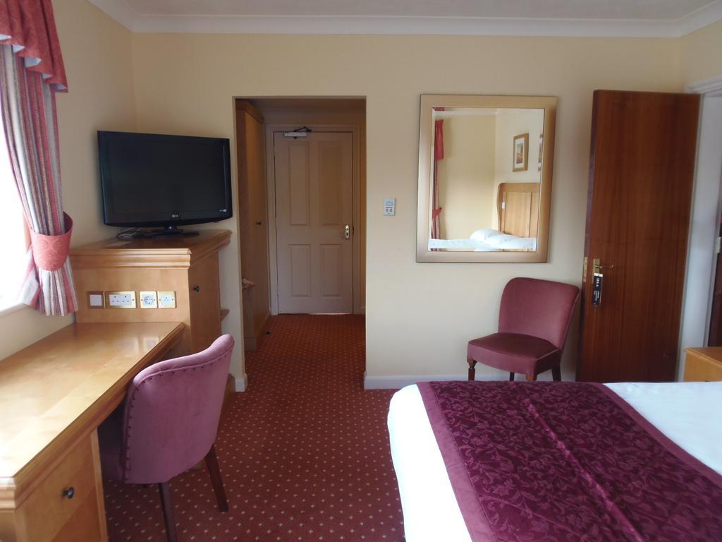 Lakeside International Hotel Camberley Room photo