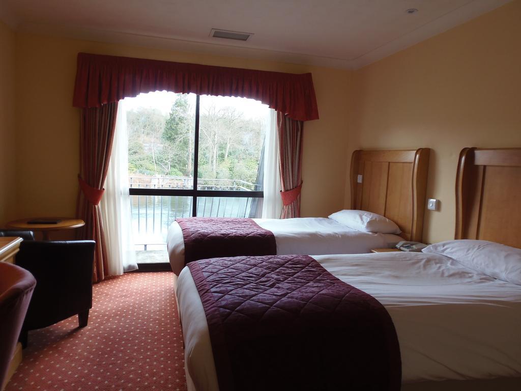 Lakeside International Hotel Camberley Room photo