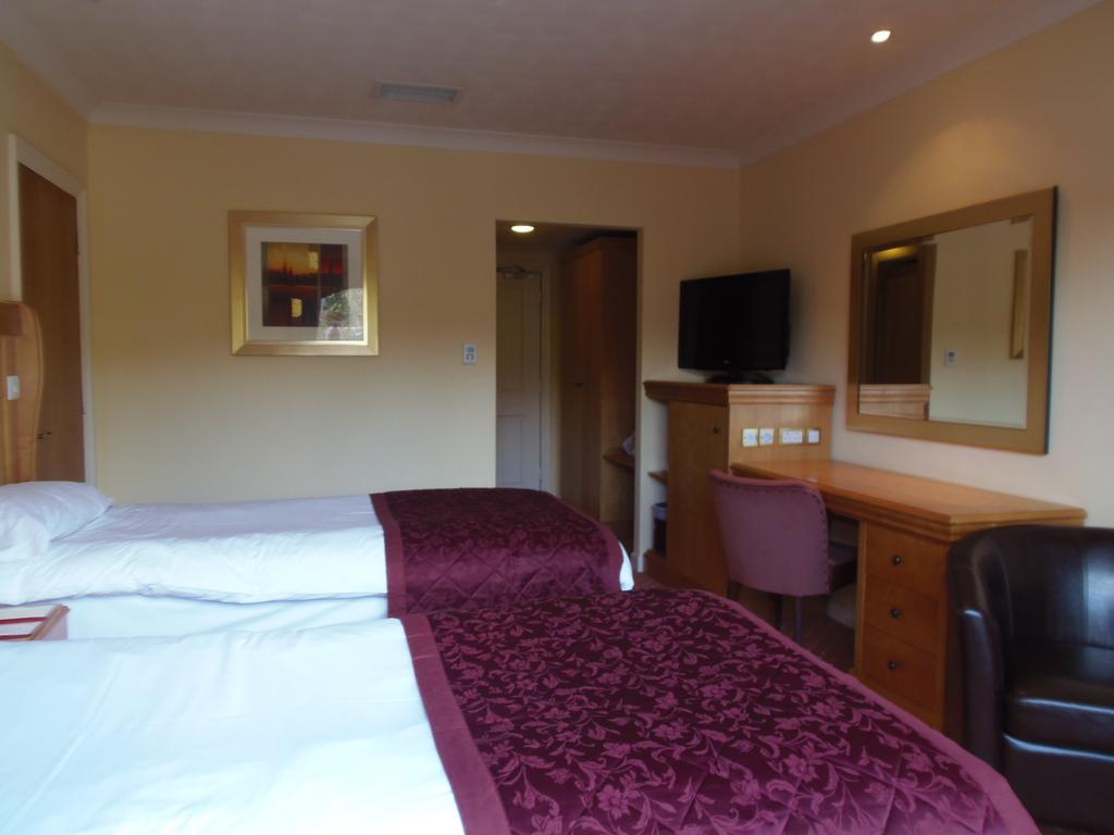 Lakeside International Hotel Camberley Room photo