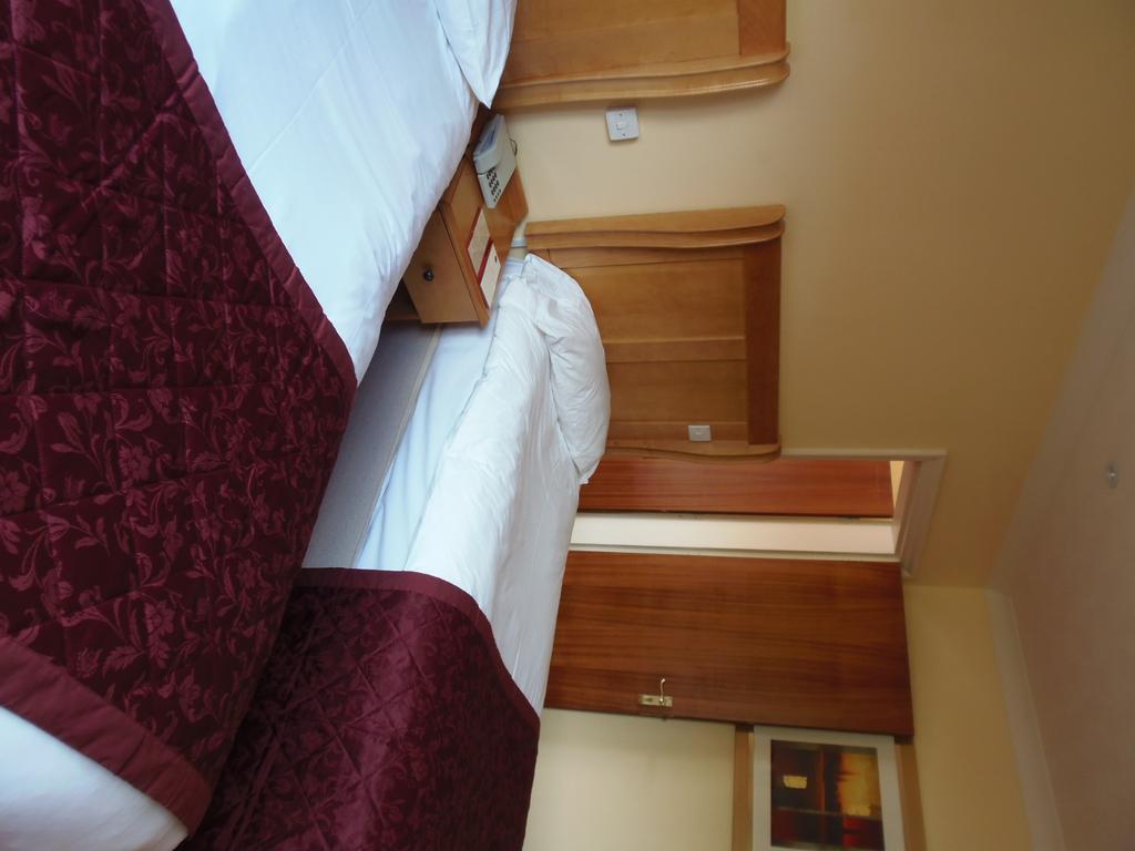 Lakeside International Hotel Camberley Room photo