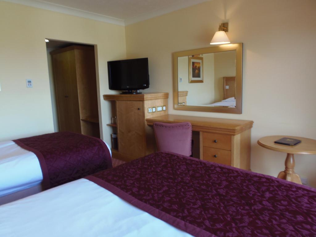 Lakeside International Hotel Camberley Room photo