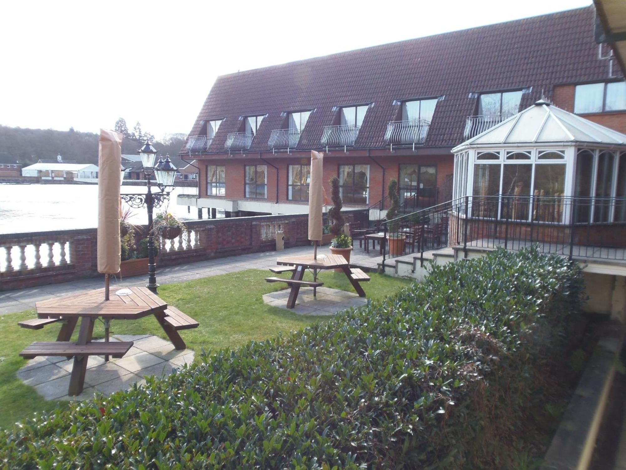 Lakeside International Hotel Camberley Exterior photo