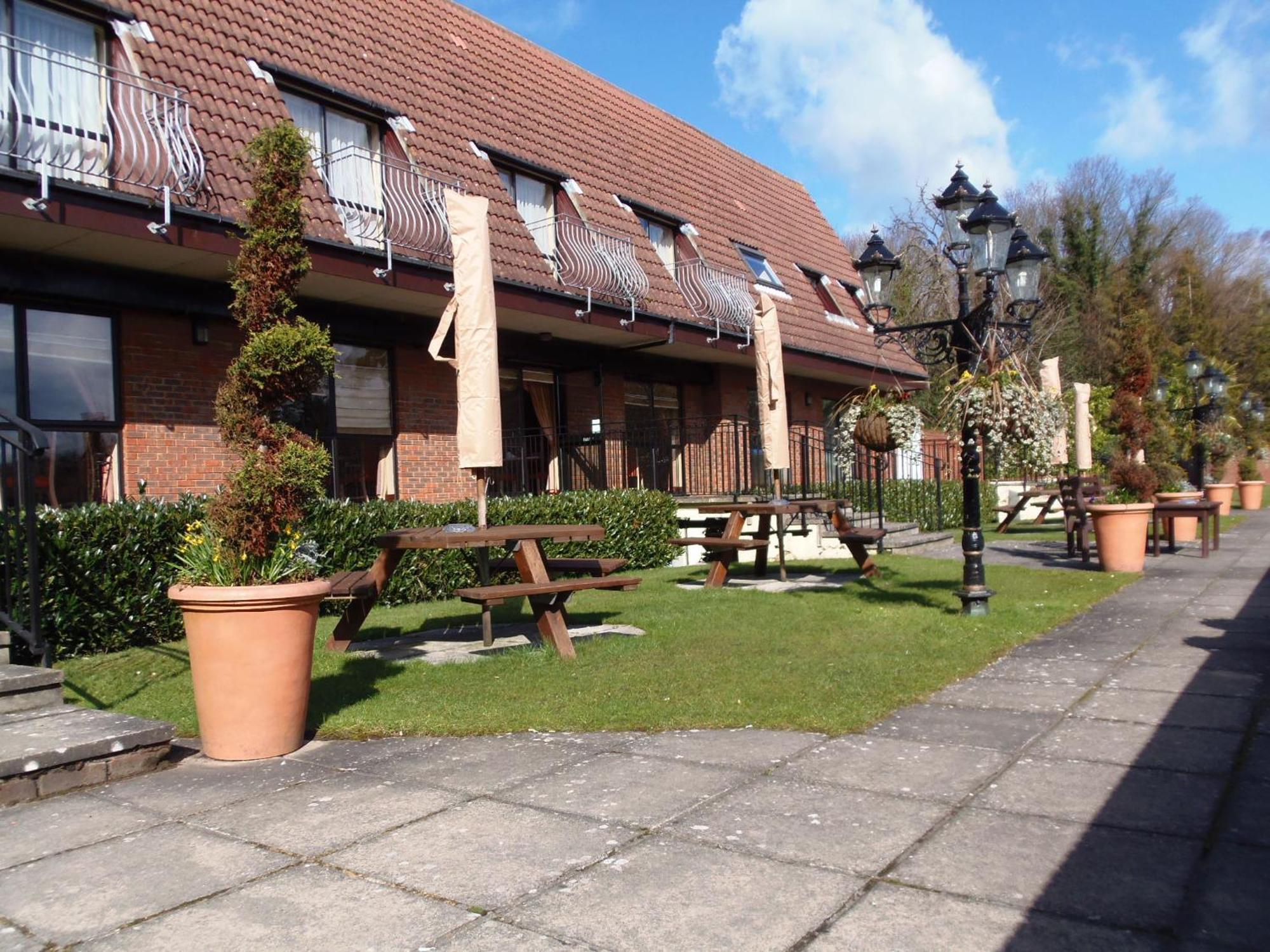 Lakeside International Hotel Camberley Exterior photo